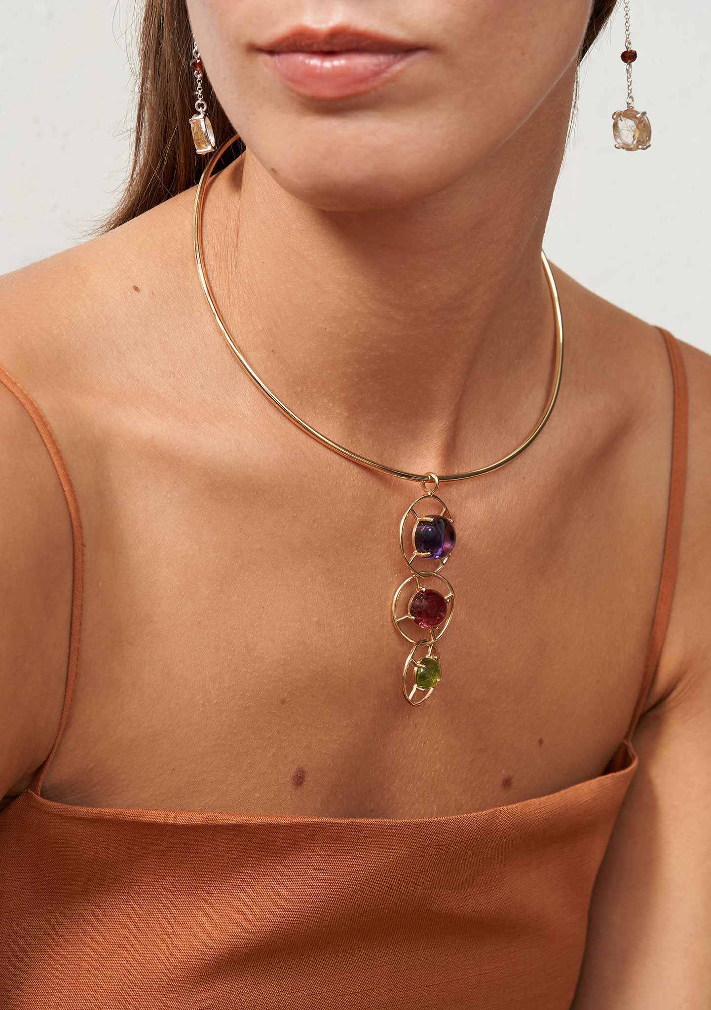 COLLAR AROS PLATA BAÑADO EN ORO AMARILLO 18KT Y PIEDRAS AMATISTA GRANATE Y TURMALINA